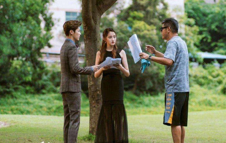 小伙当街求爱洗浴中心女技师,被拒后自扇耳光:我不会嫌弃你的